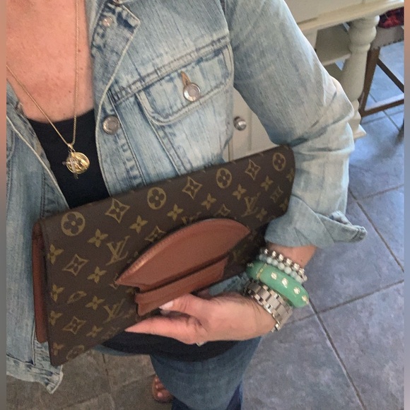 Louis Vuitton clutch - Picture 14 of 17